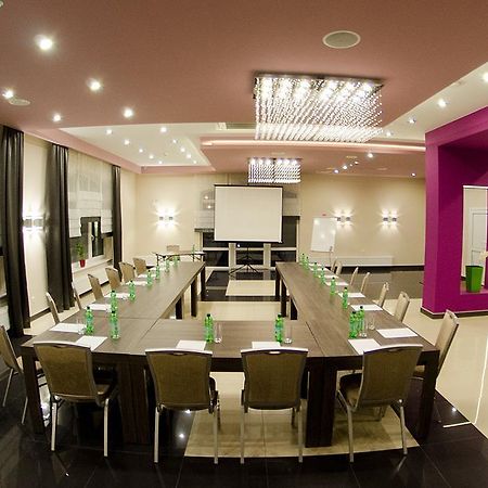 Hotel Podkowa ปวอตสก์ ภายนอก รูปภาพ